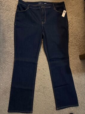 NWT Old Navy Women’s Dark Wash mid-rise boot cut Jeans, size 18